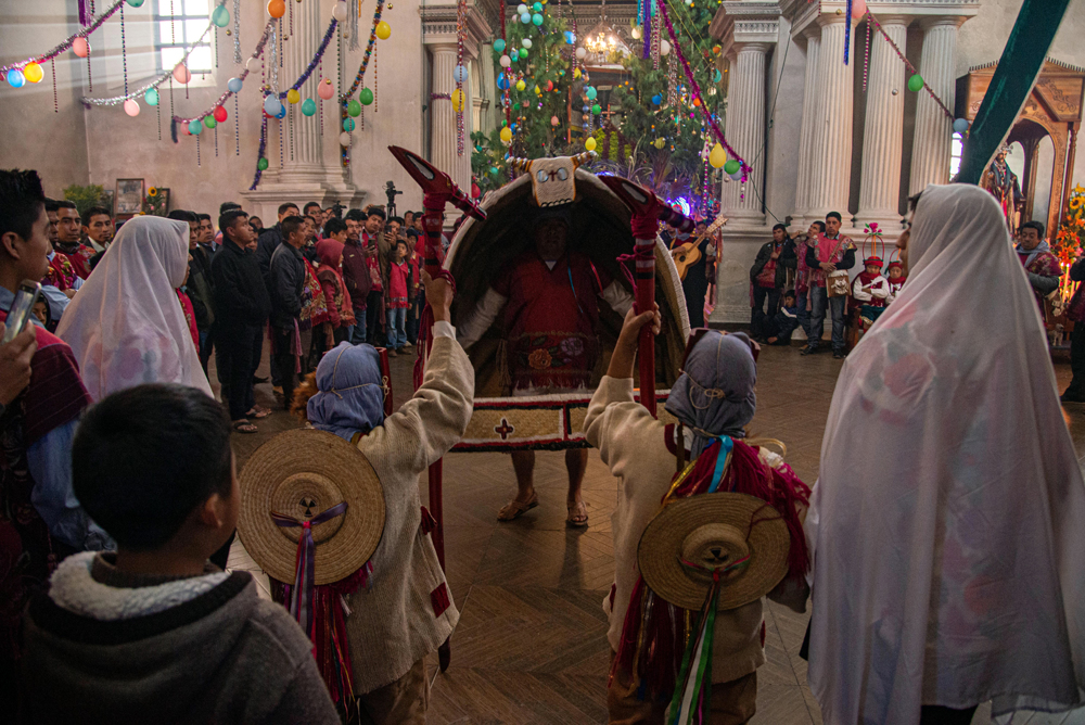 Indígenas tzotziles danzan por el Día de Reyes en el sur de México