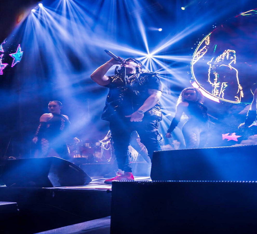 El puertorriqueño J Álvarez comienza gira “Deluxe 2023” en México y Estados Unidos con entradas agotadas