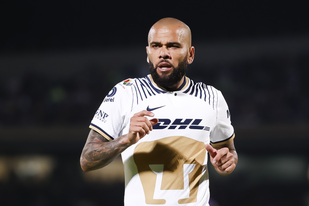Alves anuncia que regresa a Pumas, en medio de una acusación por agresión sexual