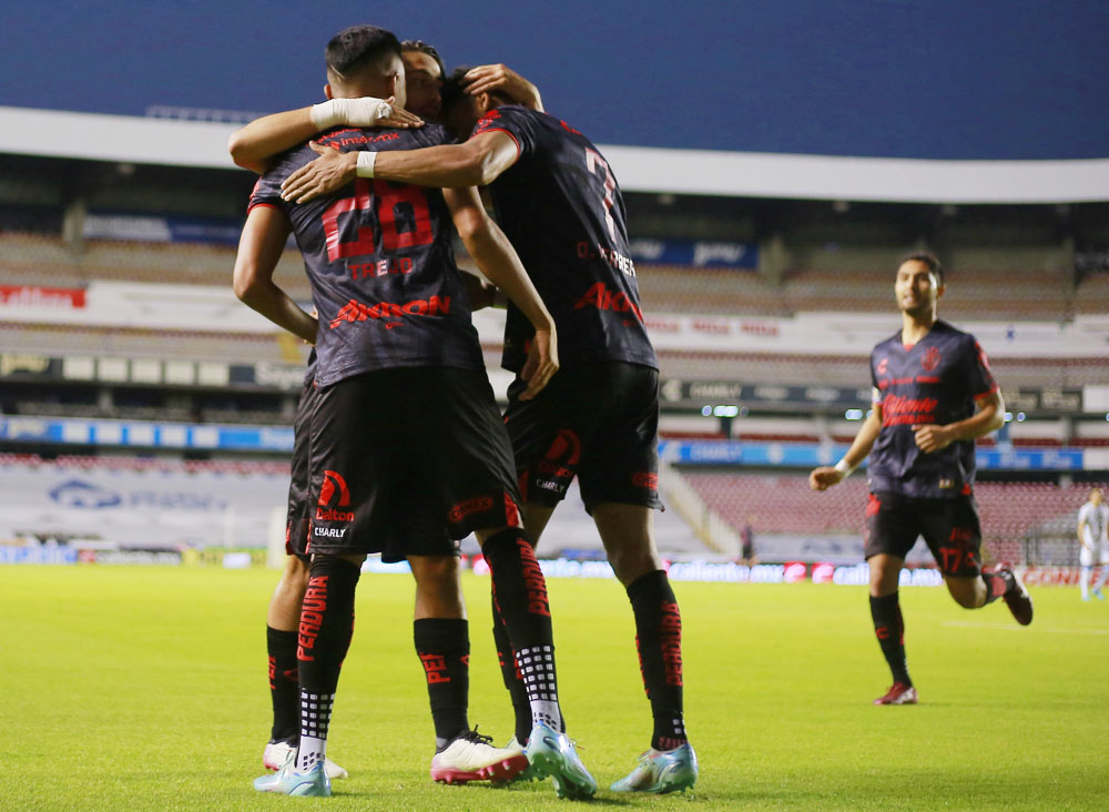El colombiano Quiñones anota un gol y pone una asistencia en empate del Atlas