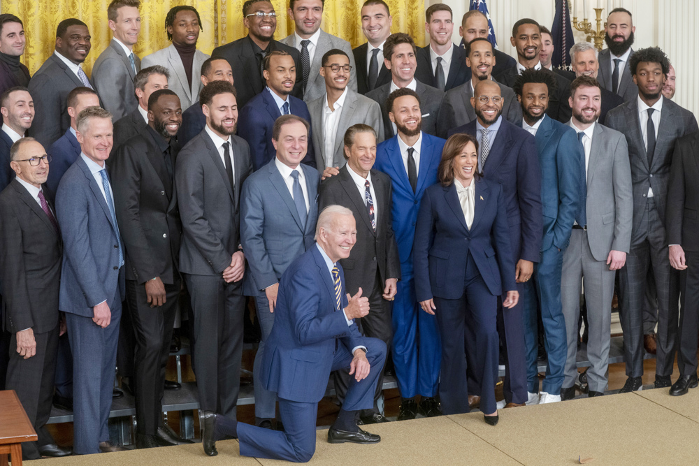 Biden elogia “la garra” y el compromiso social de los Warriors de Curry