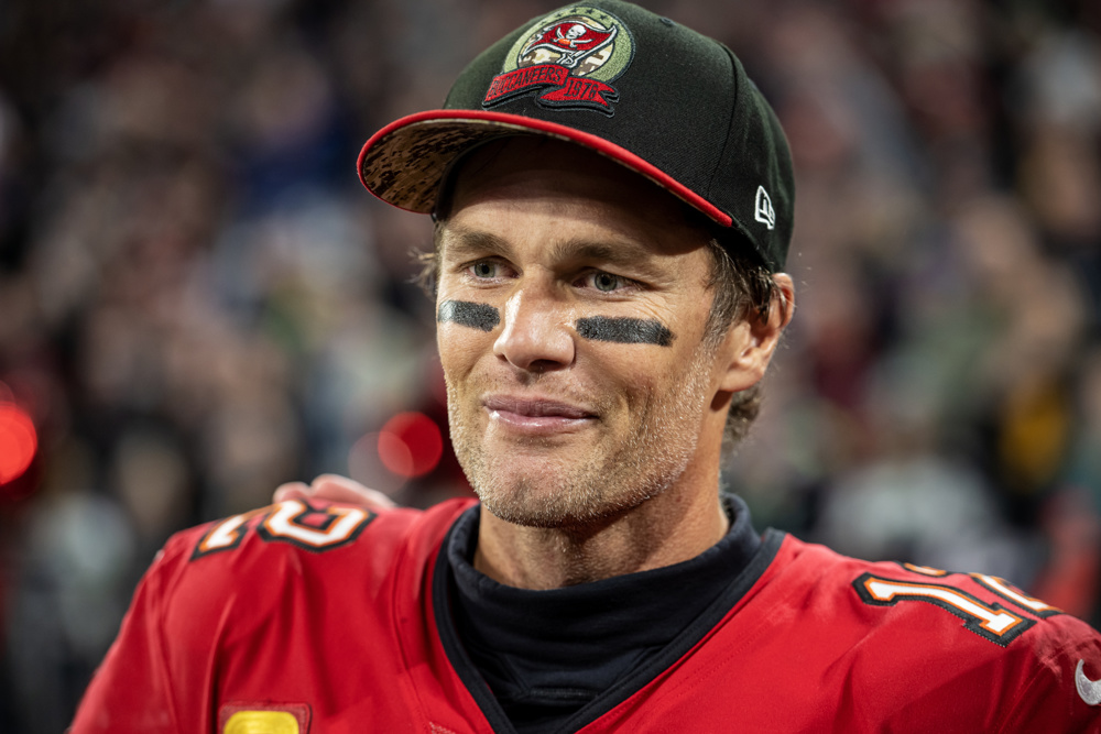 Tom Brady lleva a Bucs al título del Sur de la NFC con triunfo sobre Panthers