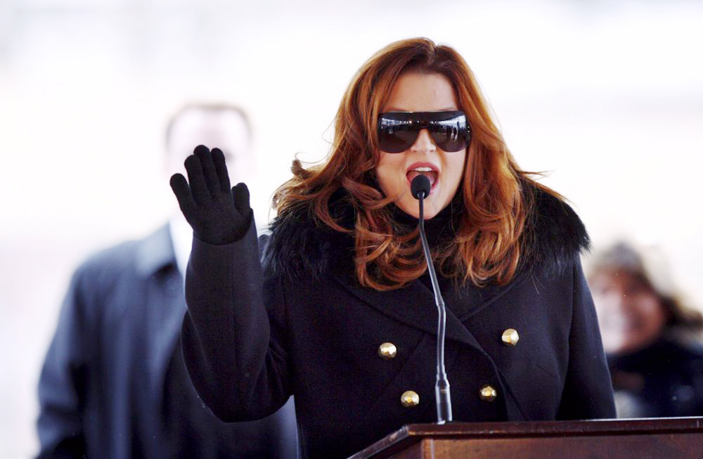 Trasladan a Lisa Marie Presley al hospital por posible paro cardiáco