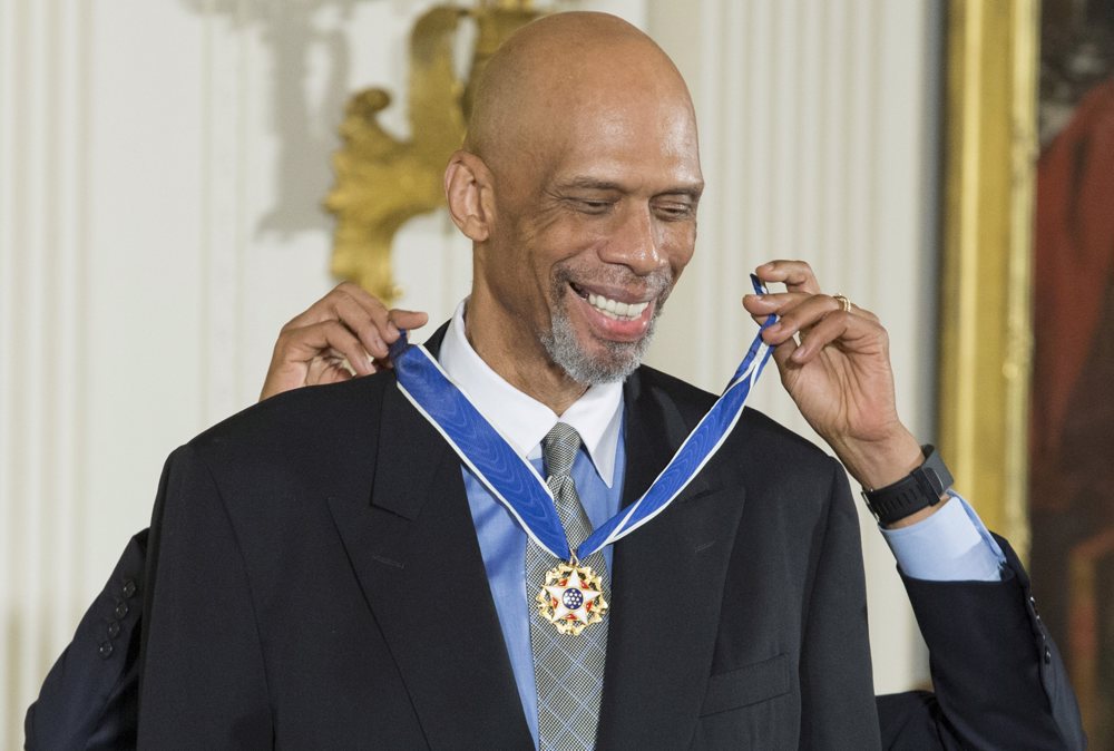 Abdul-Jabbar dice que Martin Luther King le inspiró en su carrera literaria