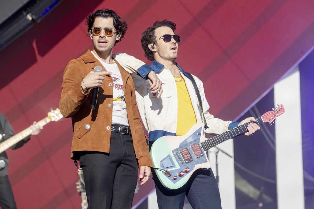 Los Jonas Brothers reciben su estrella de Hollywood y lanzarán disco en mayo