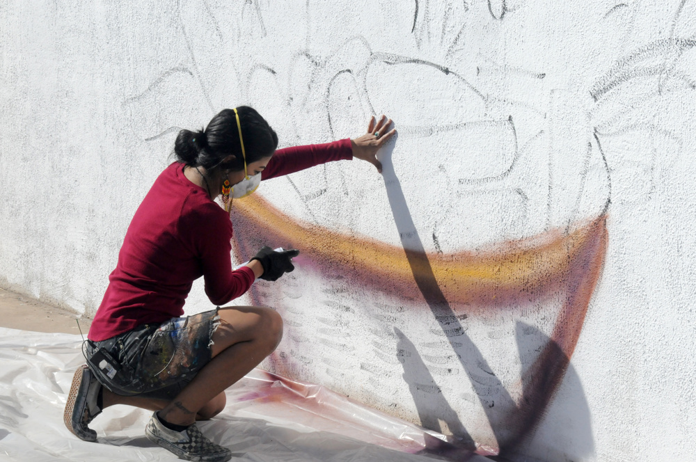 Pintora chicana y aborigen se une a NFL para crear arte del Super Bowl LVII