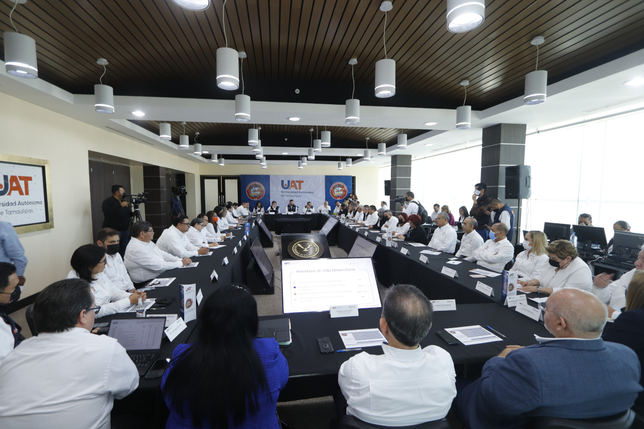 Plantea rector con directores metas y retos de la UAT para el 2023