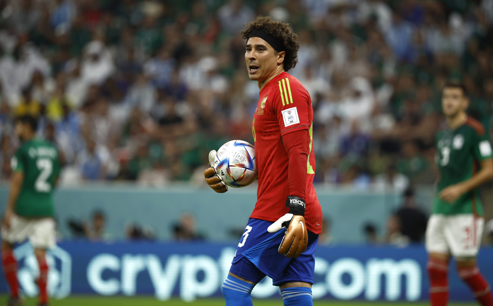 ‘Memo’ Ochoa debutó en la Salernitana con la vista puesta en un sexto Mundial