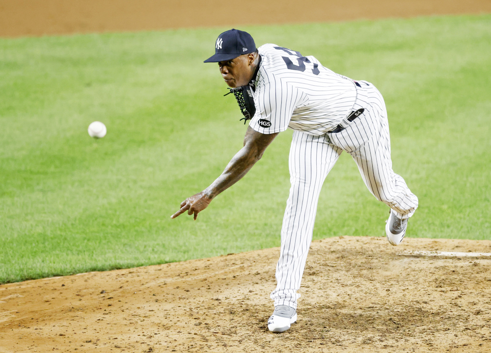 El cerrador cubano Aroldis Chapman firma por una temporada con los Reales