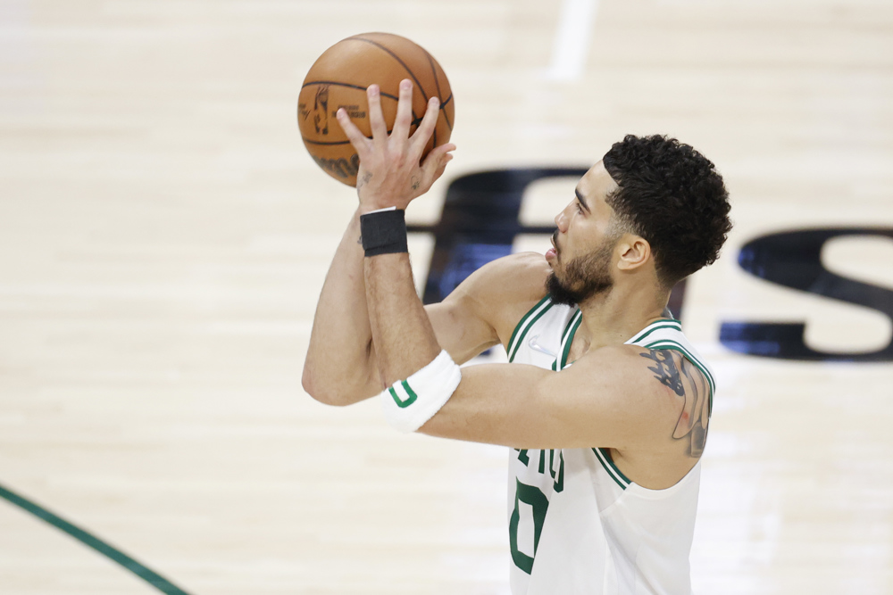 95-124. Los Celtics se reivindican en Dallas con un triple doble de Tatum