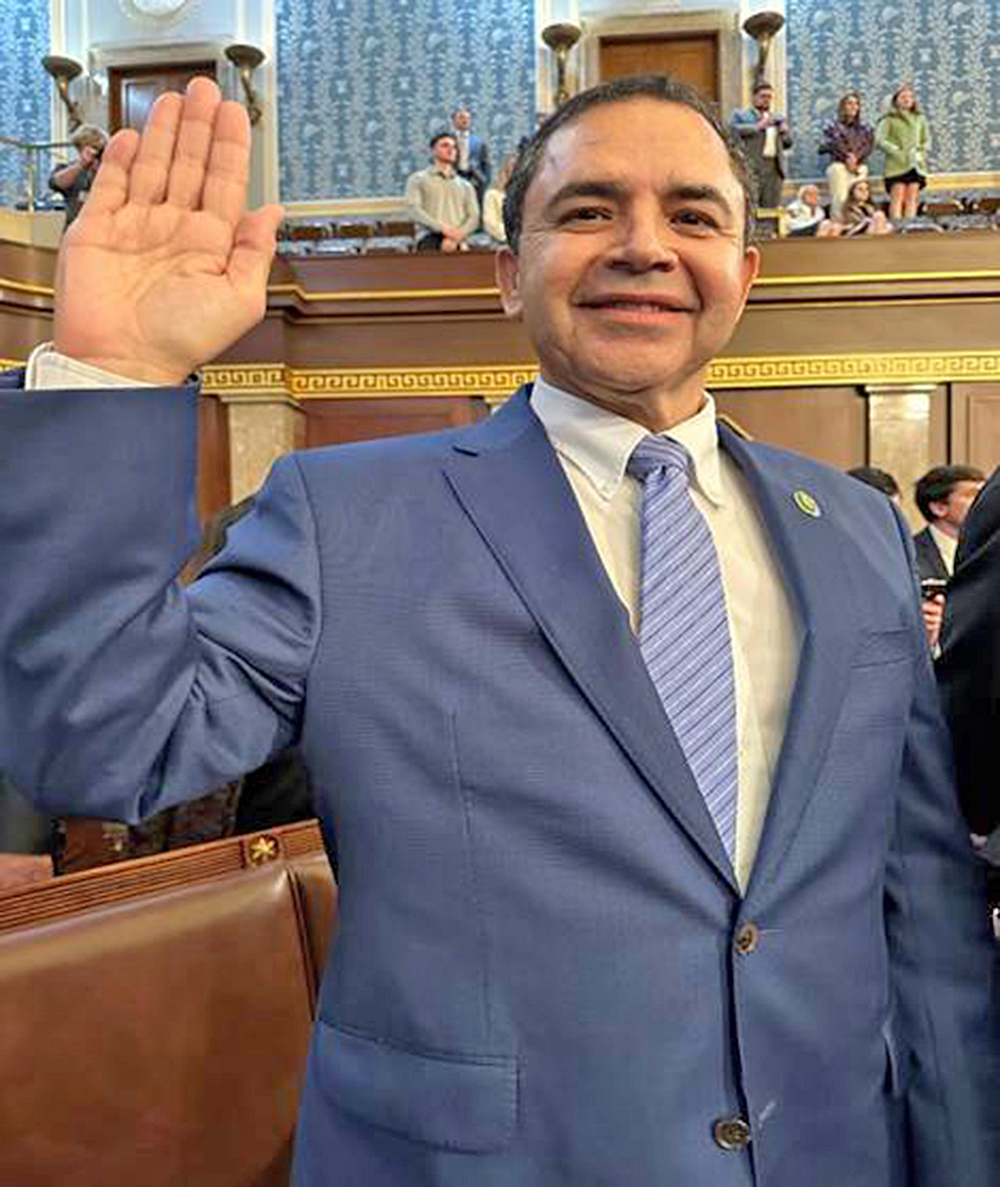 Henry Cuéllar toma protesta como miembro del Congreso 118