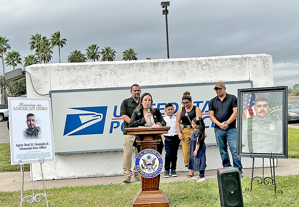 Imponen a oficina postal de McAllen nombre de oficial fallecido