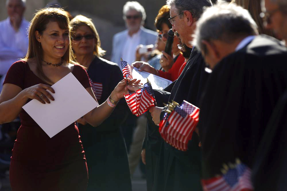 Inmigración propone alza de costos para la ciudadanía