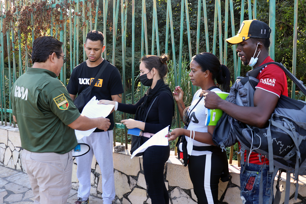 Migrantes en sur de México piden libre tránsito en medio de visita de Biden