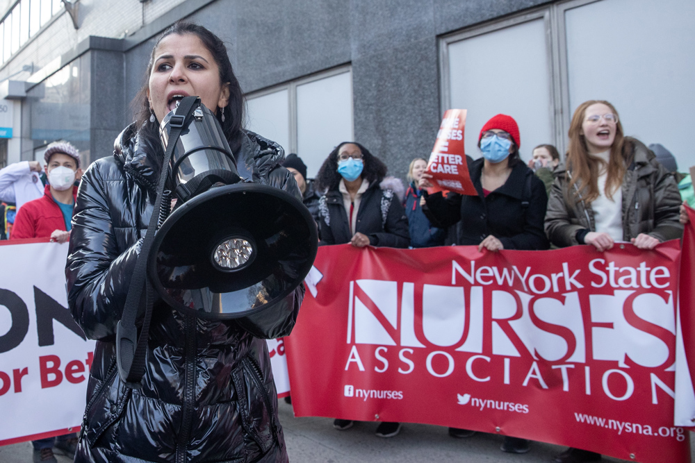 Continúa por segundo día huelga de enfermeras en dos hospitales de Nueva York