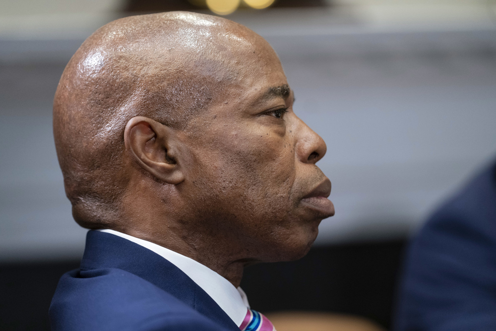 Alcalde Adams lidera coalición que urge por ayuda ante crisis migratoria