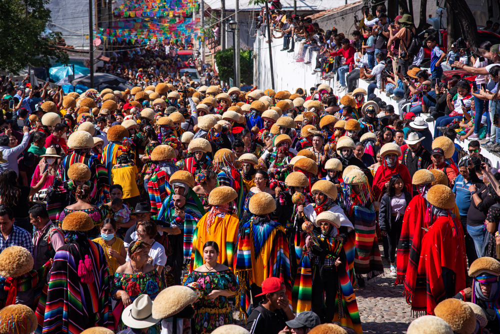 Unos 10.000 bailarines participan en ofrenda colectiva en sureste de México