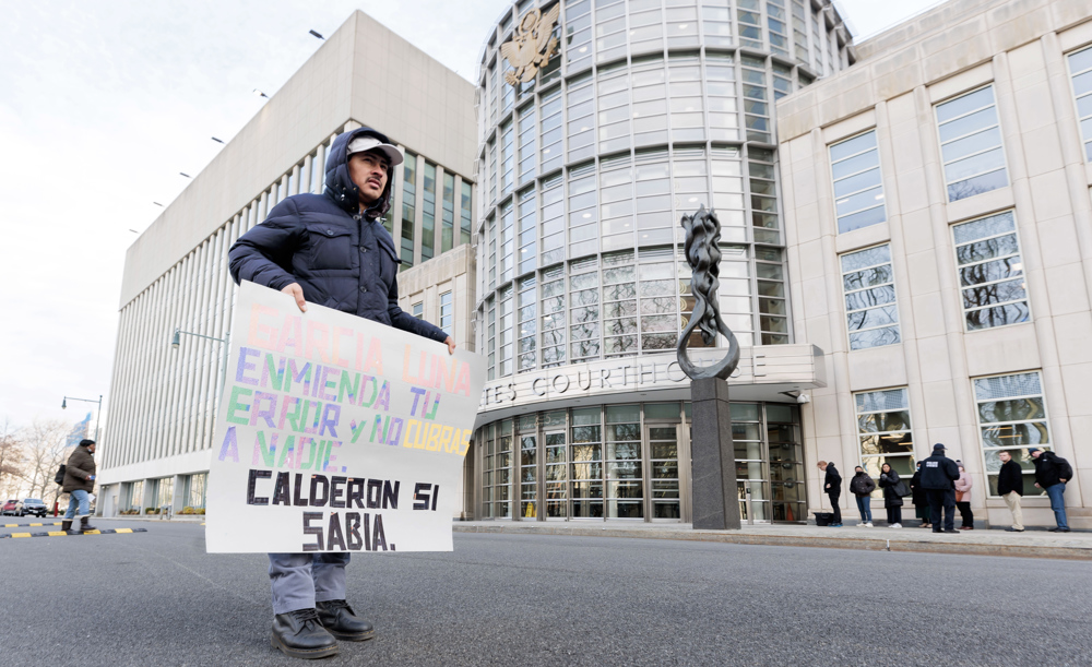 García Luna comparece con semblante serio en la selección del jurado