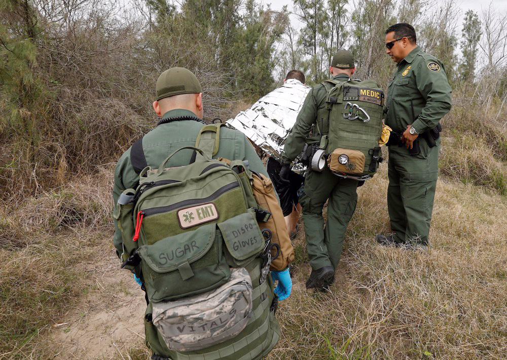 Aumentan muertes de migrantes en la frontera por el calor extremo en Texas