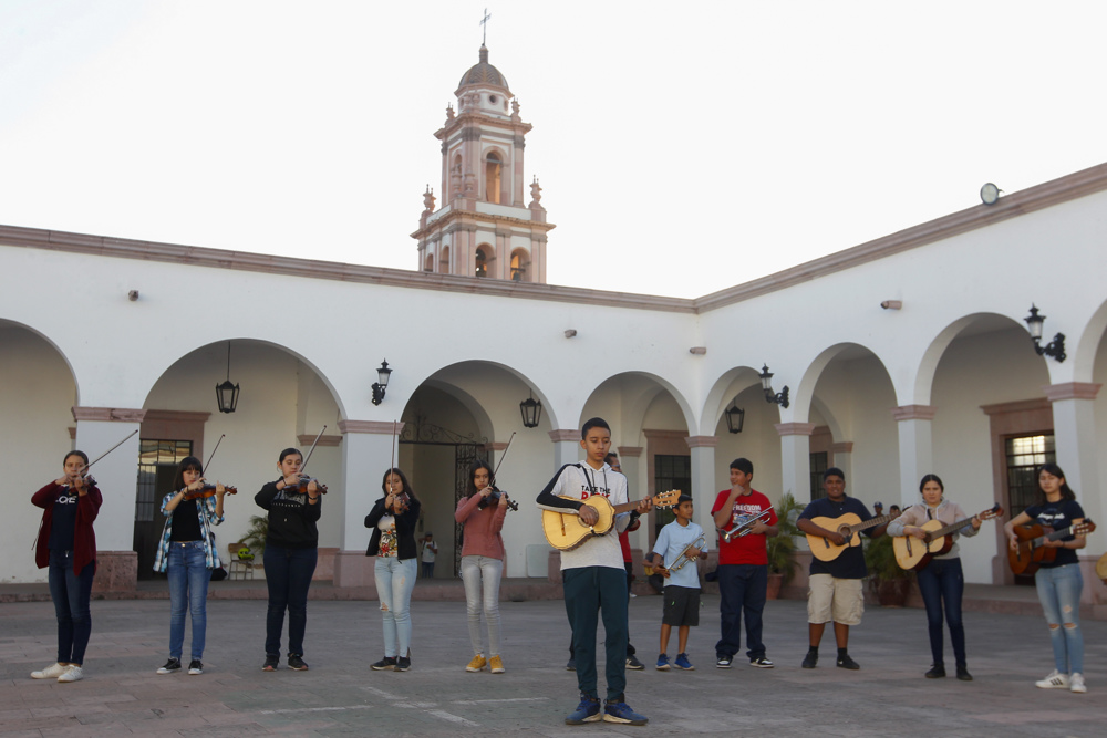 Niños heredan la tradición y amor por el mariachi en una escuela en México