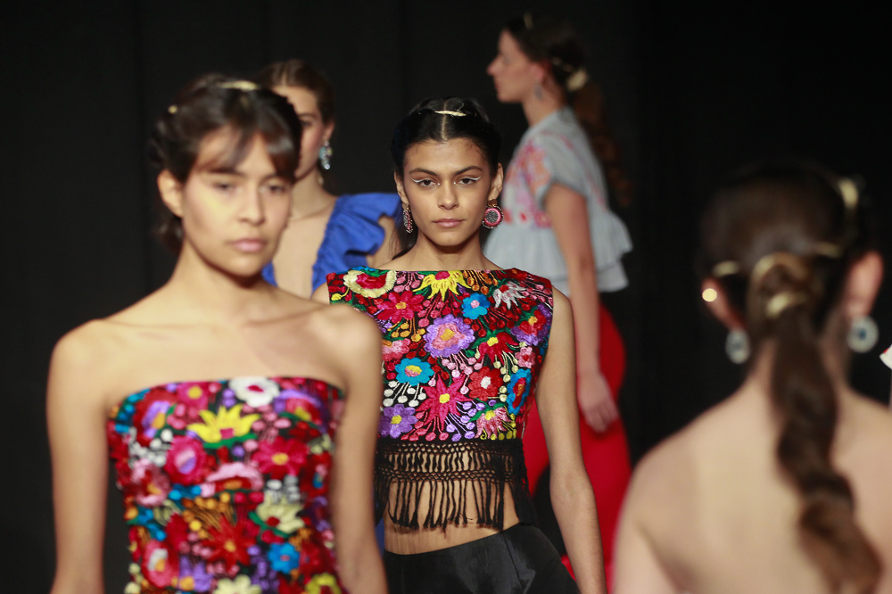 Diseñadora crea prendas con fibra de henequén para resaltar la mexicanidad