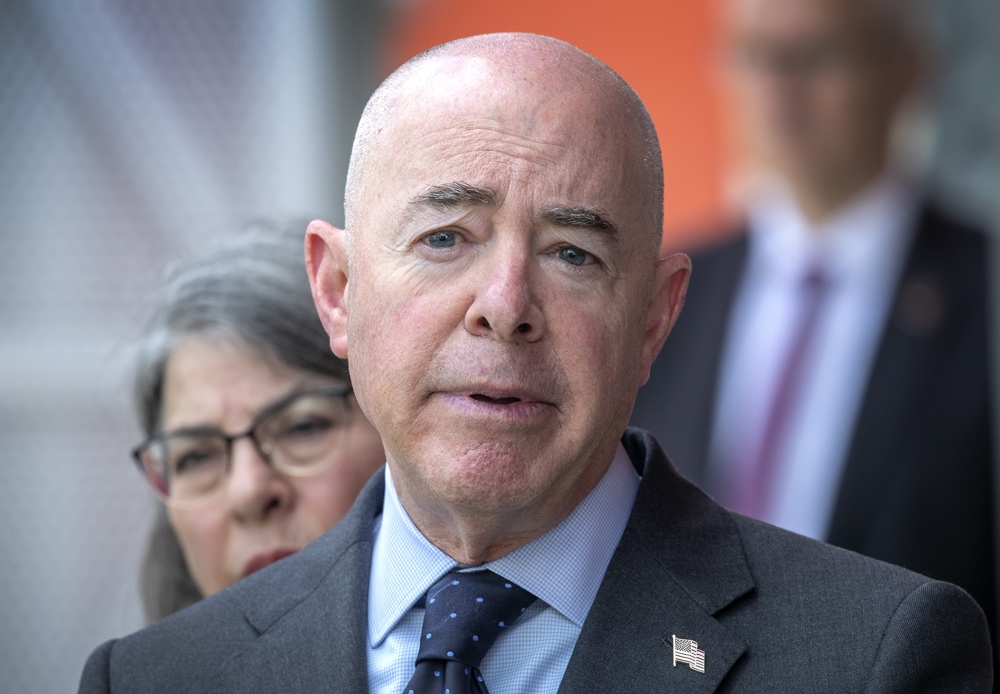 Fiscales piden a una corte congelar programa migratorio humanitario