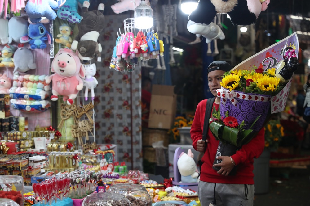 Mexicanos gastan entre 40 % y 87 % más en San Valentín por subida de precios