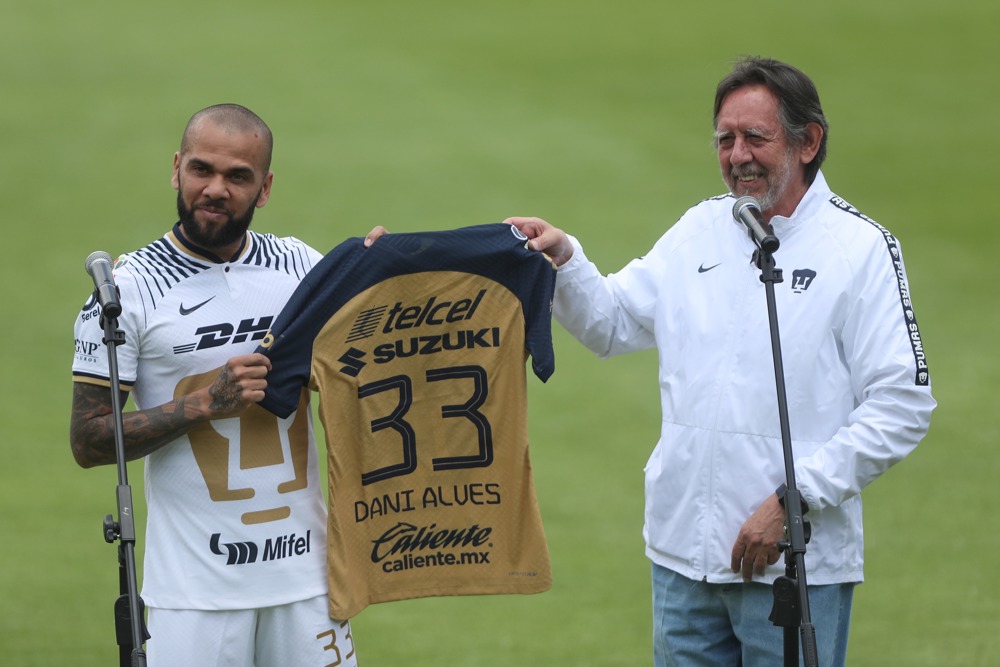 Pumas no ha solicitado indemnización a Dani Alves, dice presidente del club