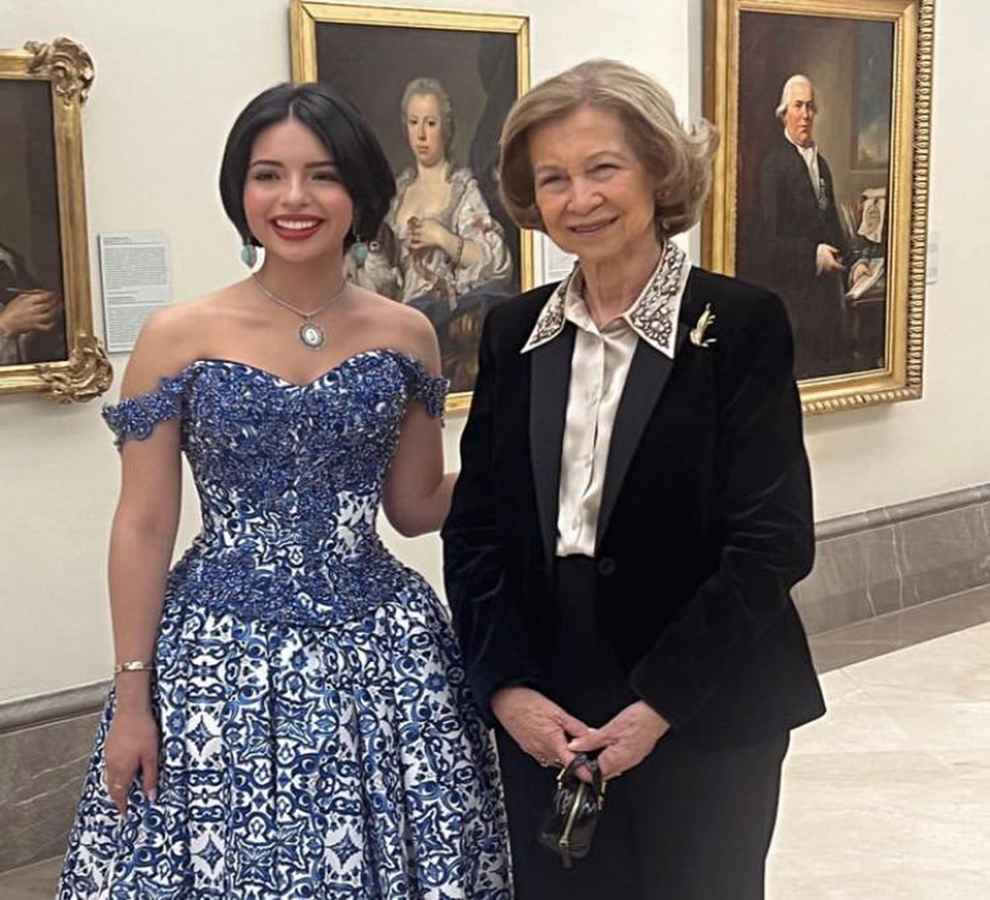 Ángela Aguilar rompe protocolo real al tocar a la reina Sofía de Grecia