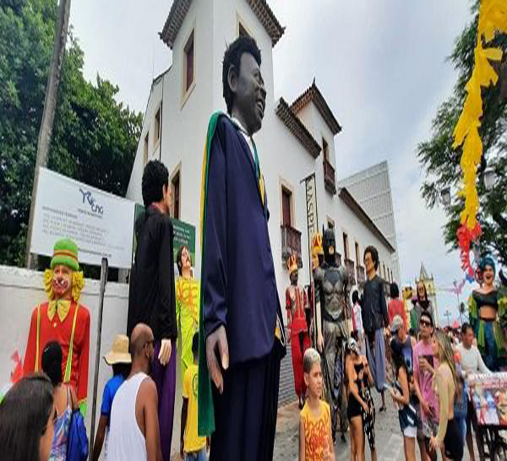 Carnaval brasileño rindió homenaje a la realeza y el deporte con los muñecos gigantes de Isabel II y Pelé