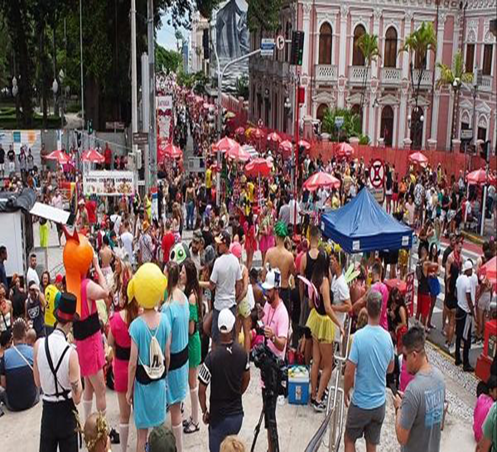 Gozan miles de turistas del Carnaval en el sur de Brasil