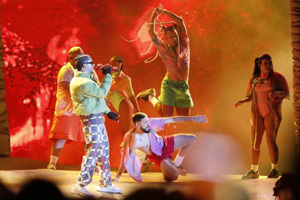 Bad Bunny se cuela en lista 10 artistas mejor pagados según la revista Forbes