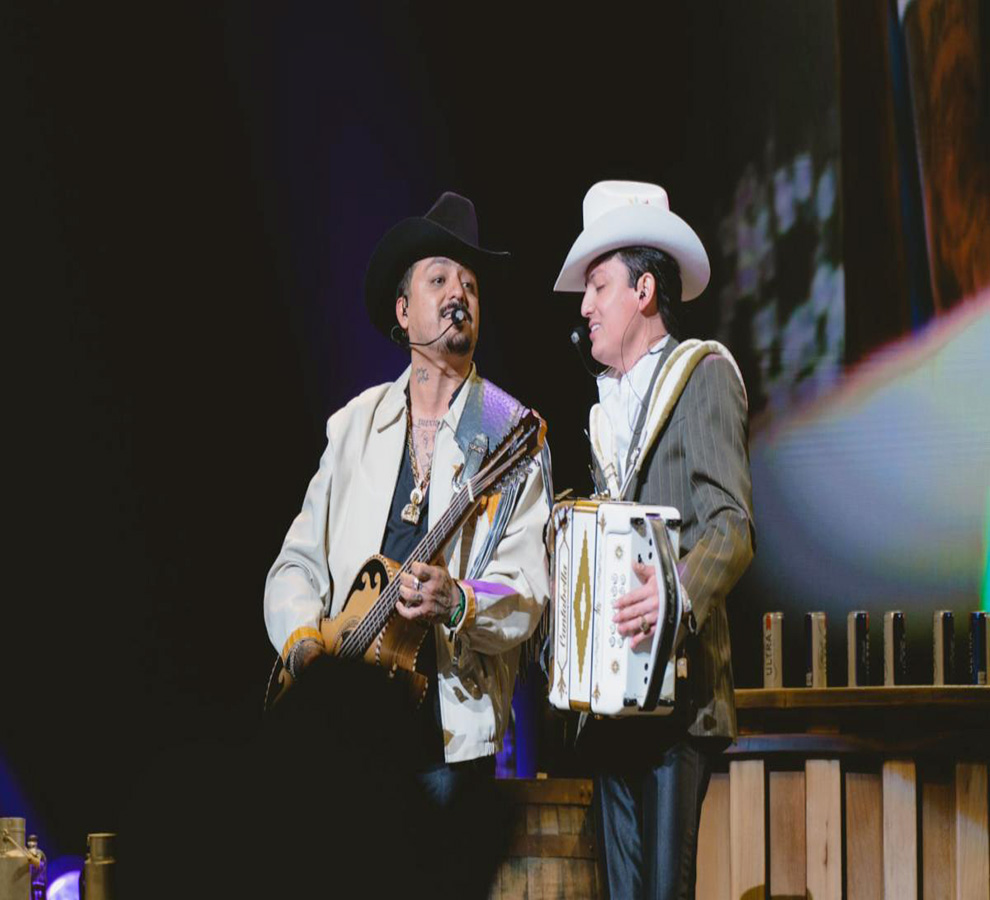 LOS DOS CARNALES ARRANCAN CON ÉXITO SU GIRA “DEL RANCHO PAL’ MUNDO” EN EL MICROSOFT THEATER