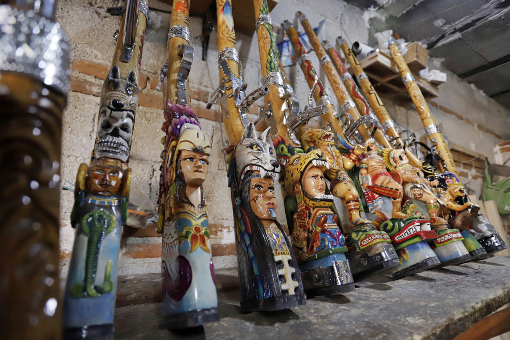 Mosquetones, el arte en madera que engalana los carnavales mexicanos