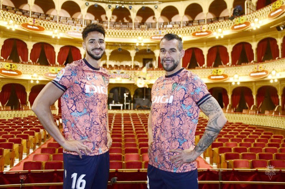 El Cádiz estrena camiseta de Carnaval para coleccionistas