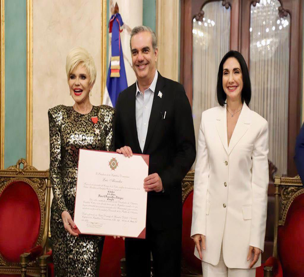 Charytín es condecorada por el presidente de República Dominicana