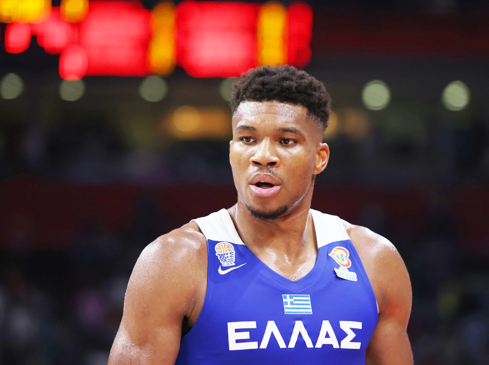 Los Clippers, prueba de fuerza en Phoenix; Giannis, récord y lesión
