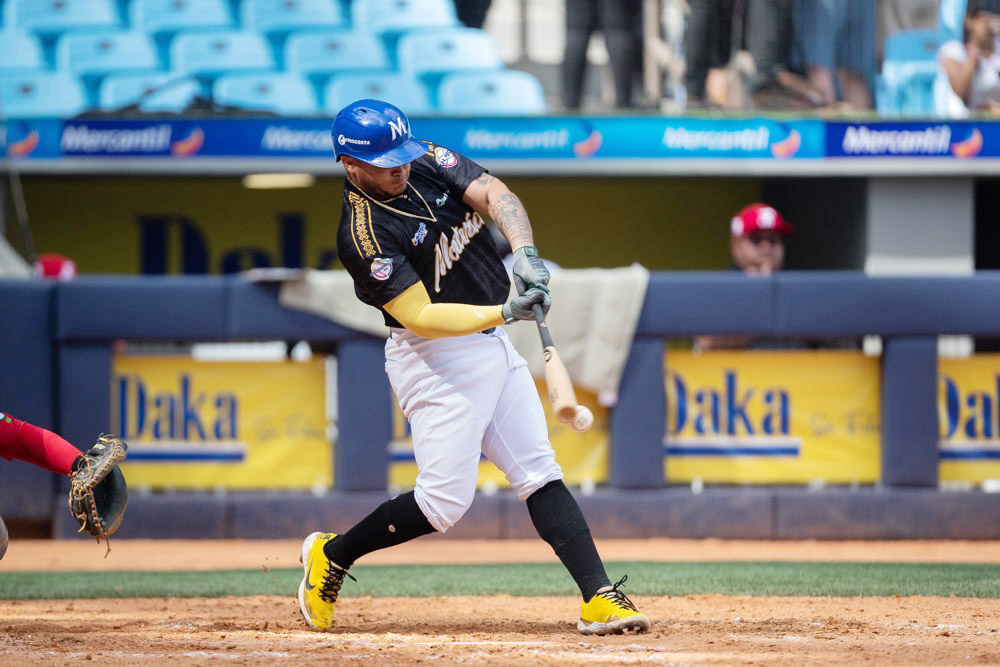 Un jonrón de Fabián Petruz sella la victoria de Colombia ante Curazao en la Serie del Caribe