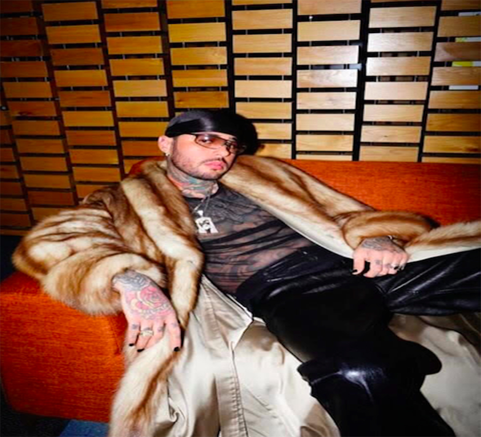 El cantante puertorriqueño Dalex deslumbra con elegante abrigo en la Semana de la Moda 