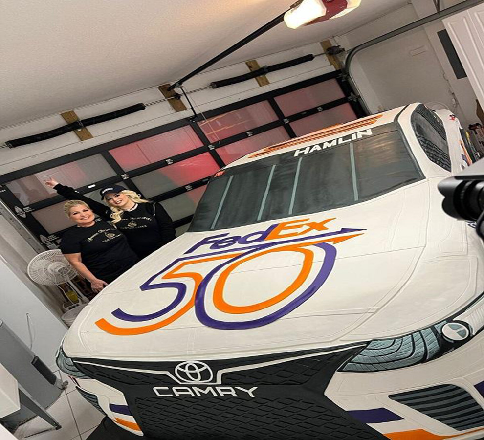 El pastel con el que celebró FedEX.S sus 50 años necesitó un garage
