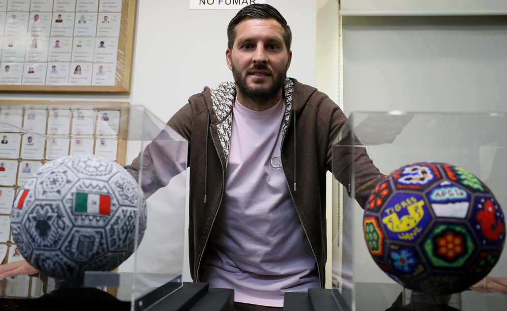 El francés Gignac subastará balones para ayudar a niños mexicanos