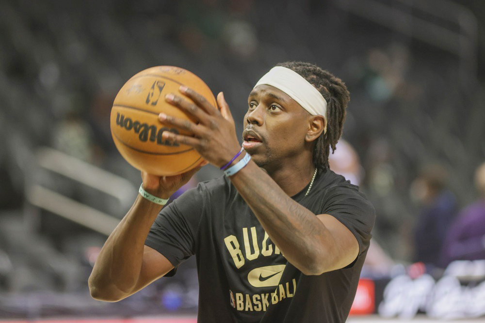 104-101. Sin Giannis, Holiday se basta para batir a los Suns