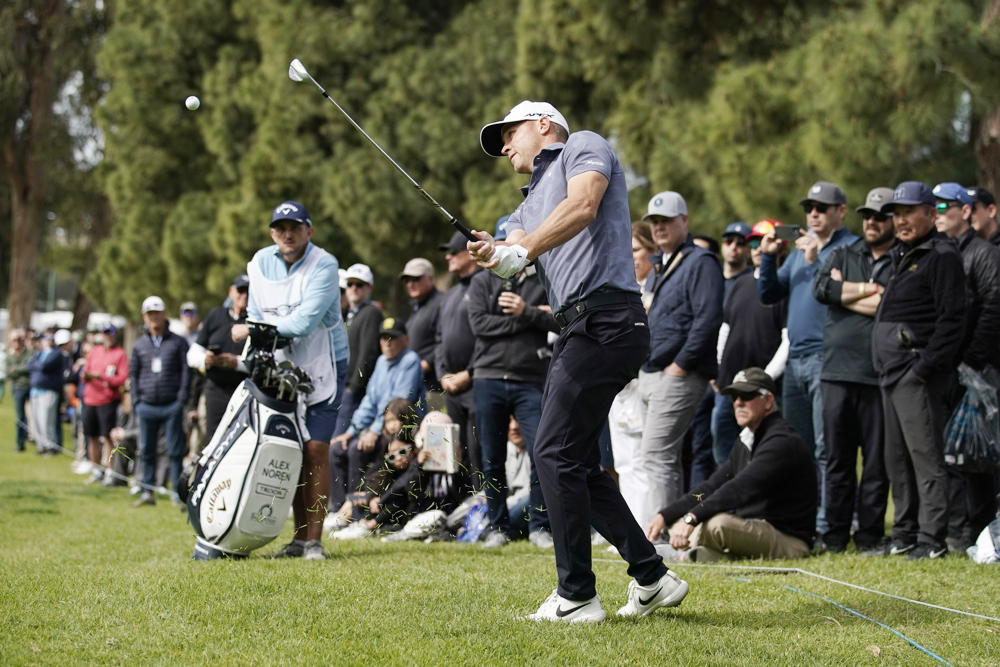 Homa y Mitchell, primeros líderes con Rahm a un golpe; Tiger firma -2