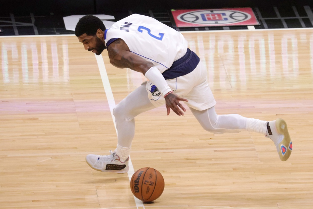 Kyrie Irving roza el milagro en su estreno en Dallas