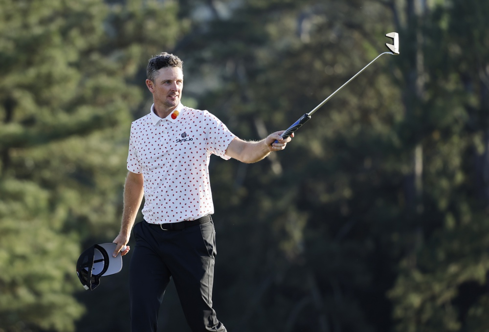 Justin Rose acaricia el título en Pebble Beach, pero debe rematarlo el lunes
