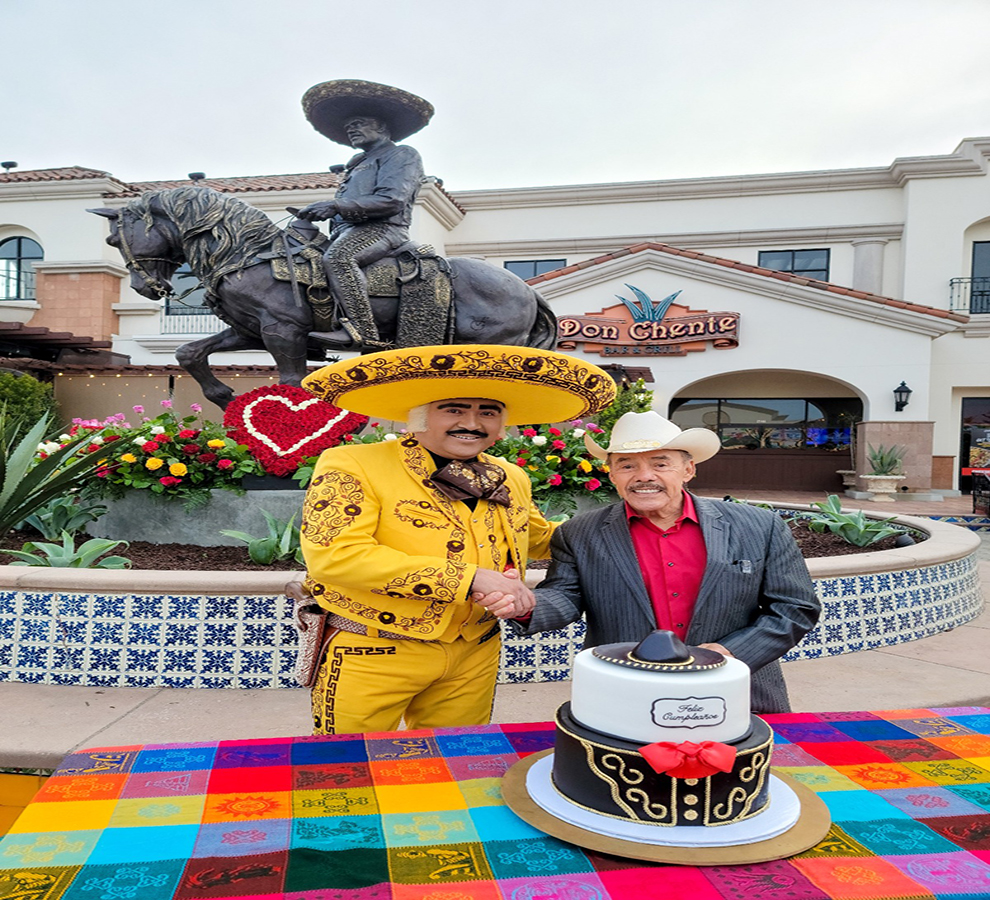 Don Pedro Rivera rinde homenaje a Vicente Fernández en su cumpleaños número 83