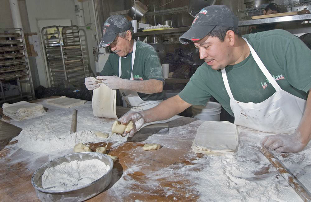 Migran más latinos con negocios a EU