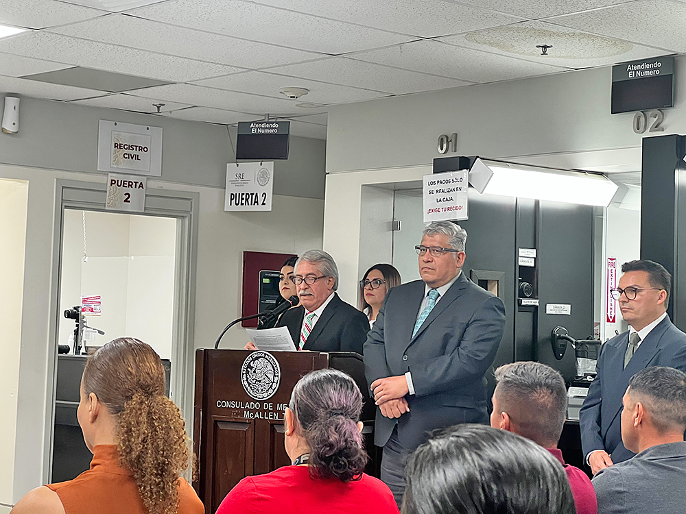 Honran a la bandera en el Consulado de México en McAllen