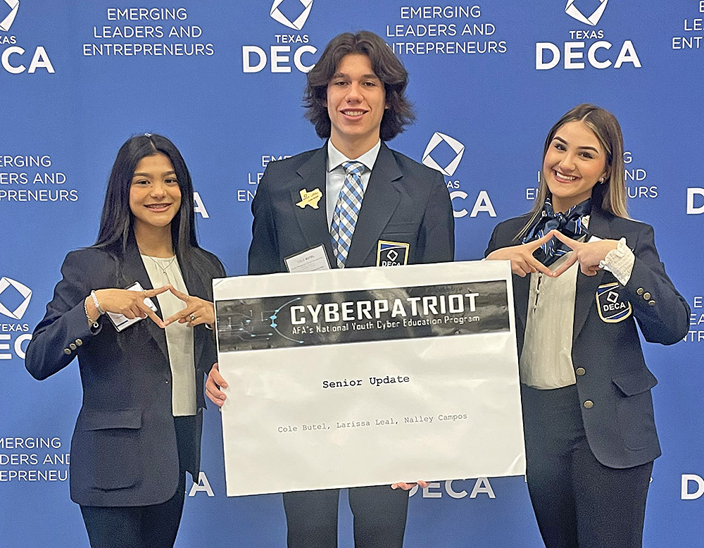 Conectar a generaciones mayores con tecnología moderna, objetivo de Estudiantes de VMHS