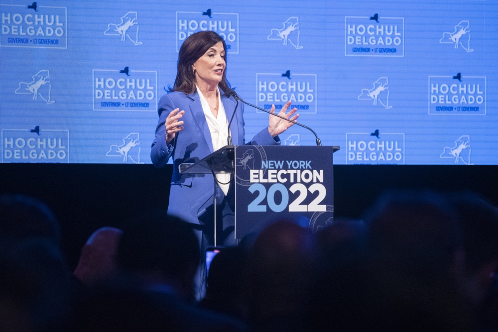 Gobernadora Nueva York asigna mil millones para paliar la crisis migratoria